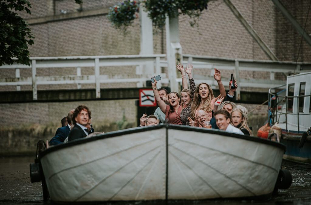 Feestvierders op de tweede trouwboot. Rondvaart door Leeuwarden. Bruidsfotografie door bruidsfotograaf Nickie Fotografie uit Dokkum, Friesland.