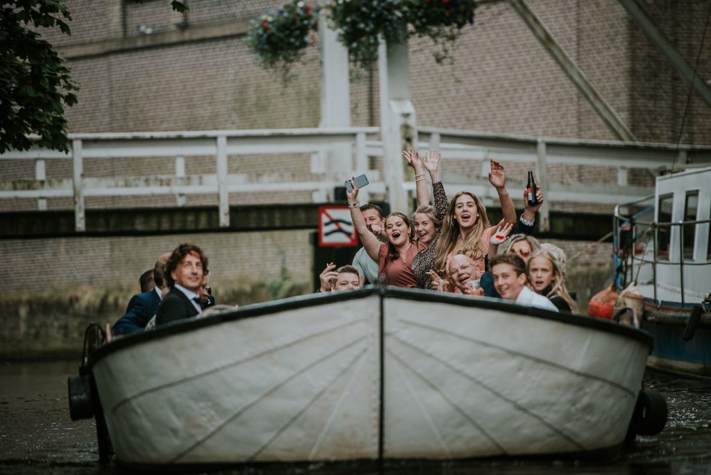 Feestvierders op de tweede trouwboot. Rondvaart door Leeuwarden. Bruidsfotografie door bruidsfotograaf Nickie Fotografie uit Dokkum, Friesland