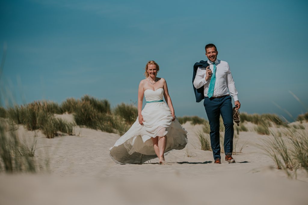 Jubileum loveshoot. Bruidsfotografie in de prachtige duinen van Schiermonnikoog door trouwfotograaf Nickie Fotografie uit Dokkum, Friesland.