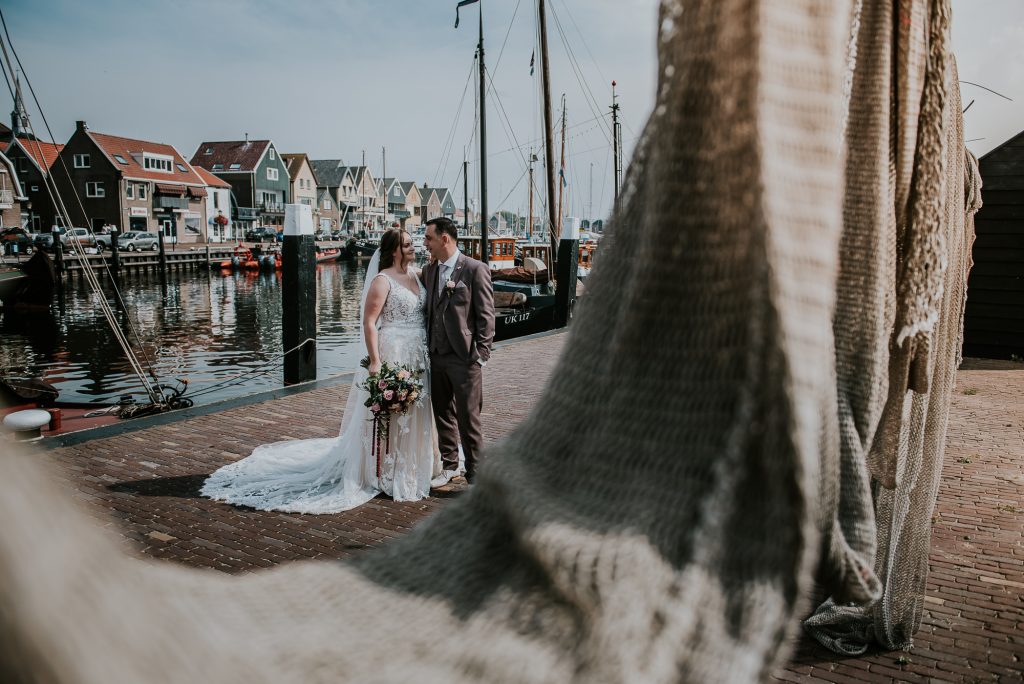 Huwelijksreportage in de haven van Urk, Flevoland,door huwelijksfotograaf Nickie Fotografie uit Dokkum, Friesland.