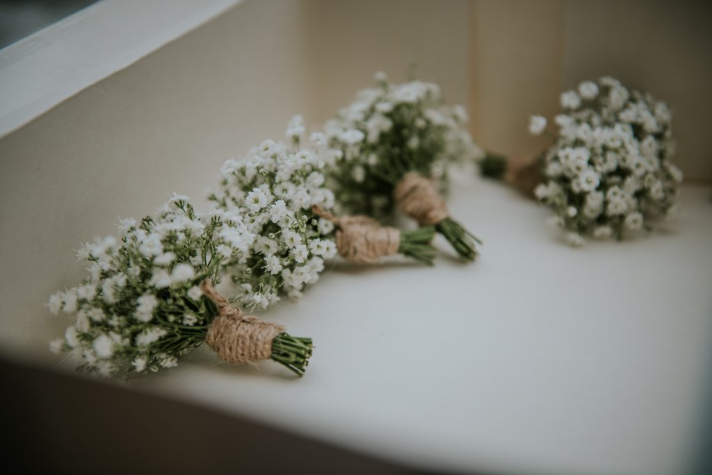De trouwcorsages liggen al klaar voor de ouders van het bruidspaar. Huwelijksreportage door trouwfotograaf Nickie Fotografie uit Dokkum, Friesland.