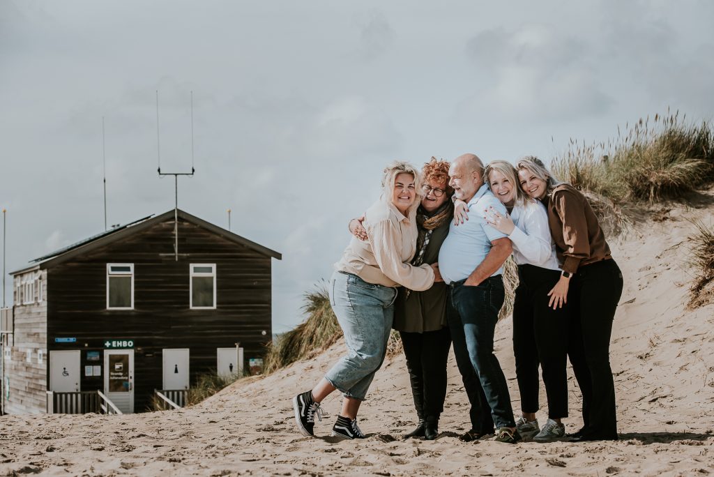 Portret van het originele gezin in de duinen van Noord-Holland, door portretfotograaf NIckie Fotografie.