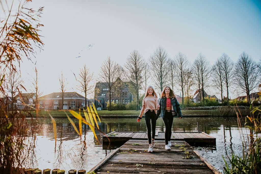 Fotosessie van twee tienermeiden op een steigertje in Dokkum, Friesland door fotograaf Nickie Fotografie