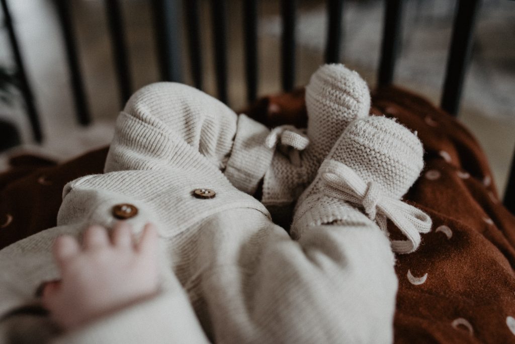 Super schattige gebreide baby slofjes. Newbornreportage door fotograaf Nickie Fotografie uit Dokkum, Friesland.
