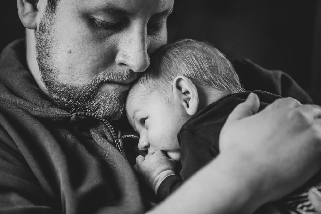 Vader en babyzoon. Fotoreportage door fotograaf Nickie Fotografie uit Dokkum