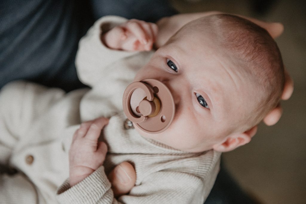 Portret van baby met speen door newbornfotograaf Nickie Fotografie uit Dokkum, Friesland.