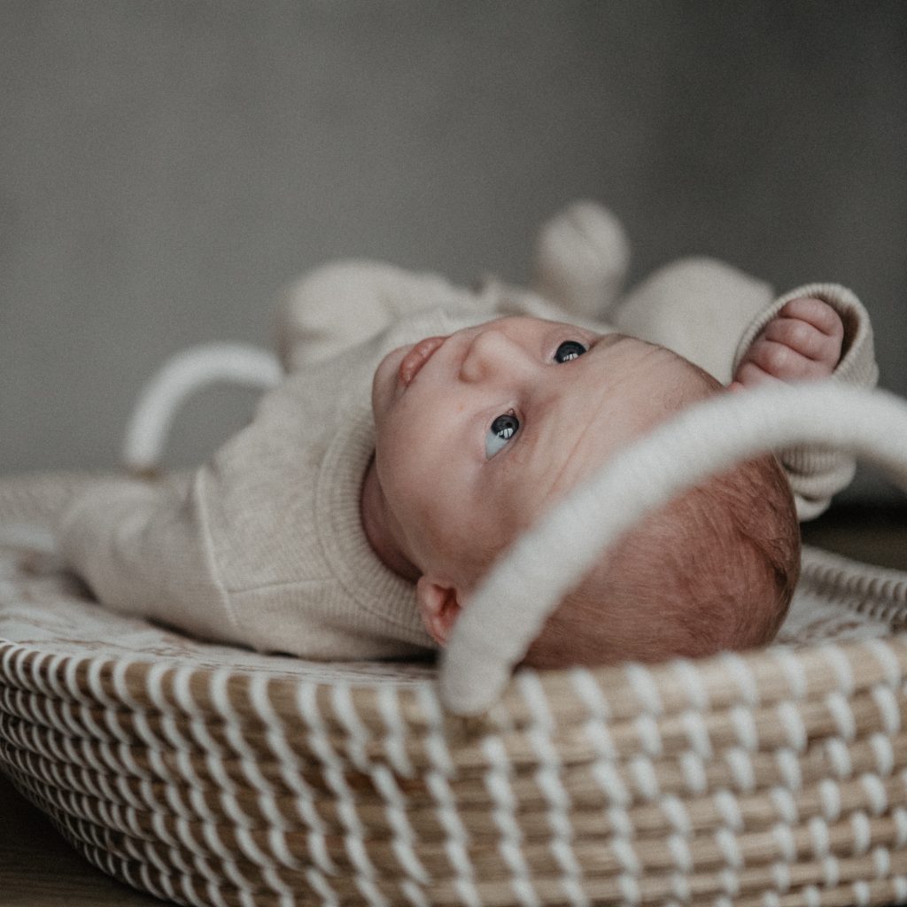 Baby in rieten mandje. Fotoreportage door fotograaf Nickie Fotografie uit Dokkum, Friesland.