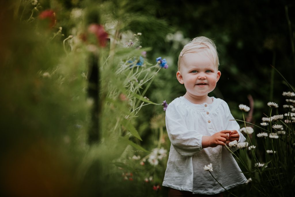 Portret van klein meisje bij de bloemen door Nickie Fotografie uit Dokkum, Friesland
