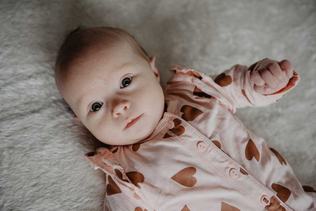 Portret van lieve baby door fotograaf Nickie Fotografie uit Dokkum, Friesland.