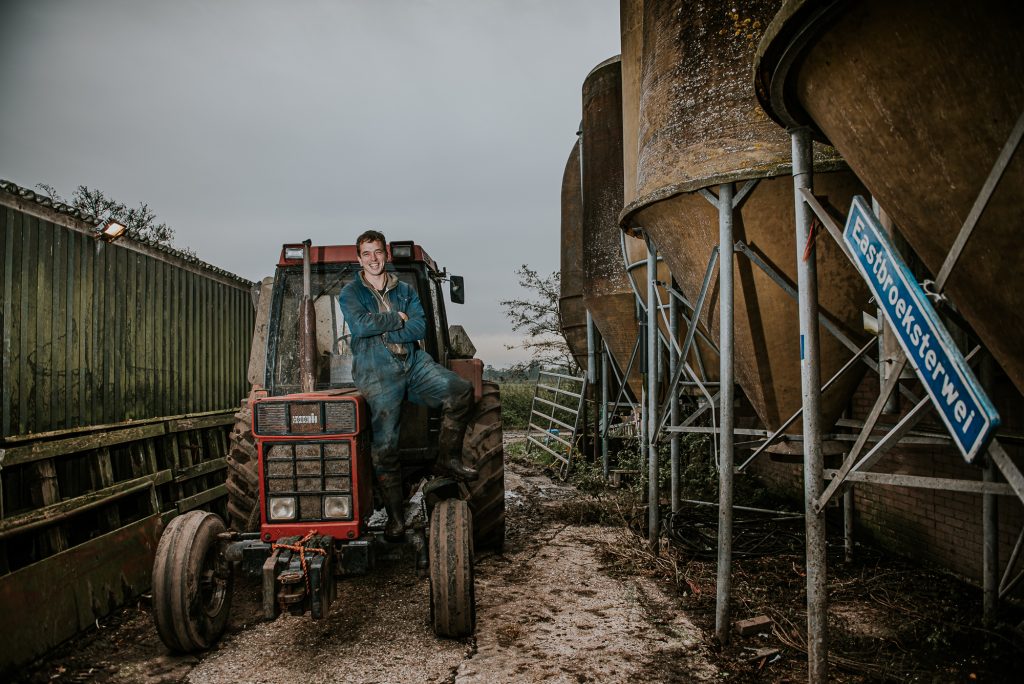 Bedrijfsfotografie Friesland, Chipsoft, door bedrijfsfotograaf Nickie Fotografie uit Dokkum. Portret van boer Kornelis op zijn tractor op zijn boerenerf.