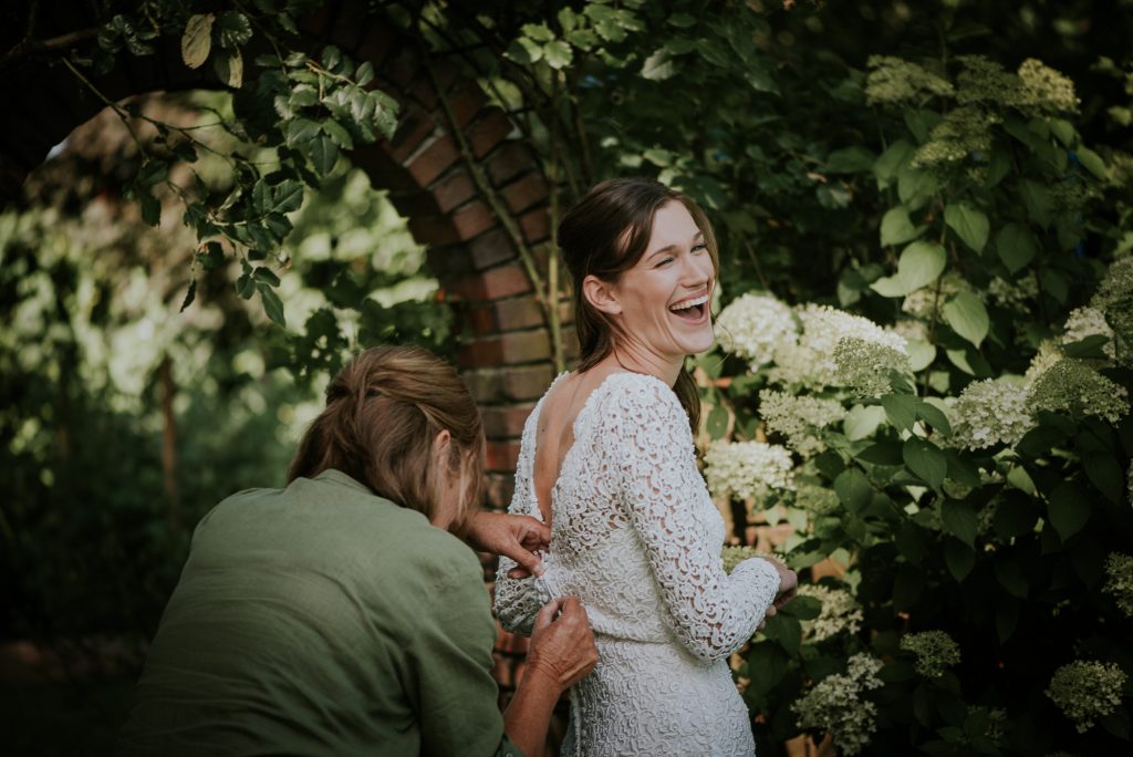 Het aankleden van de bruid in de tuin van De hooge stukken Eelde. Trouwfotografie door Nickie Fotografie uit Dokkum, Friesland