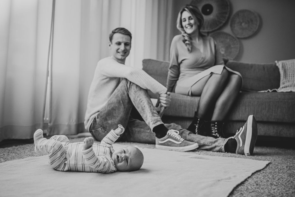 Ouders met hun babyzoon. Babyfotografie door fotograaf Nickie Fotografie uit Dokkum