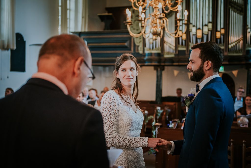 Het ja-woord tijdens de kerkelijke ceremonie. Huwelijksreportage door huwelijksfotograaf Nickie Fotografie uit Dokkum, Friesland.