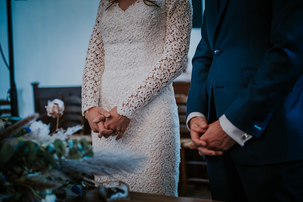 Bruidspaar tijdens de kerkelijke inzegening in barholomeuskerk te Noordlaren. Trouwreportage door trouwfotograaf Nickie Fotografie uit Dokkum, Friesland.