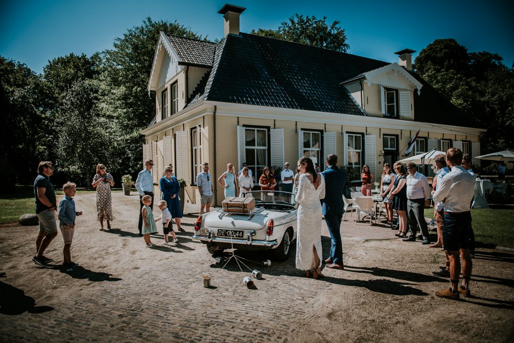 Aankomst van het bruidspaar bij Landgoed Lemferdinge in Paterswolde, Groningen. Huwelijksreportage door huwelijksfotograaf Nickie Fotografie uit Dokkum, Friesland.