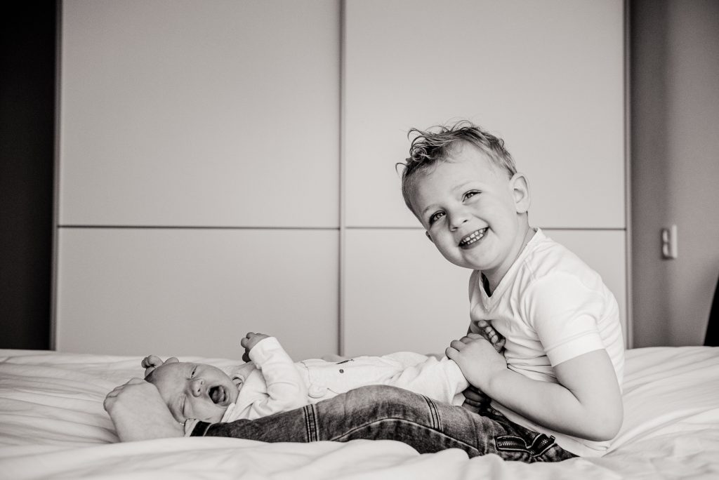Newborn fotoshoot Friesland met grote broer voor het geboortekaartje door fotograaf Nickie Fotografie uit Dokkum