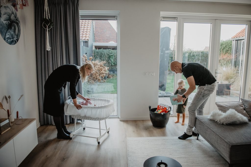Lifestyle gezinsreportage met baby door lifestyle fotograaf Nickie Fotografie uit Dokkum, Friesland.