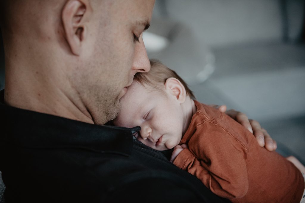 Vader met babydochter. Newborn fotoreportage door fotograaf NIckie Fotografie uit Dokkum, Friesland.