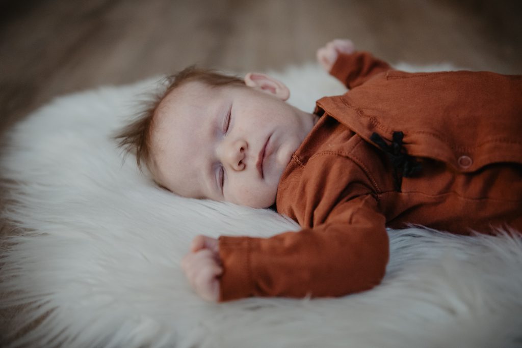 Babyfotografie Friesland. Newborn op wit schapevachtje. Fotoshoot door babyfotograaf Nickie Fotografie.