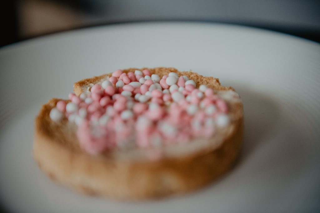 Beschuit met roze muisjes. Lifestyle gezinsfotografie Friesland door fotograaf Nickie Fotografie uit Dokkum
