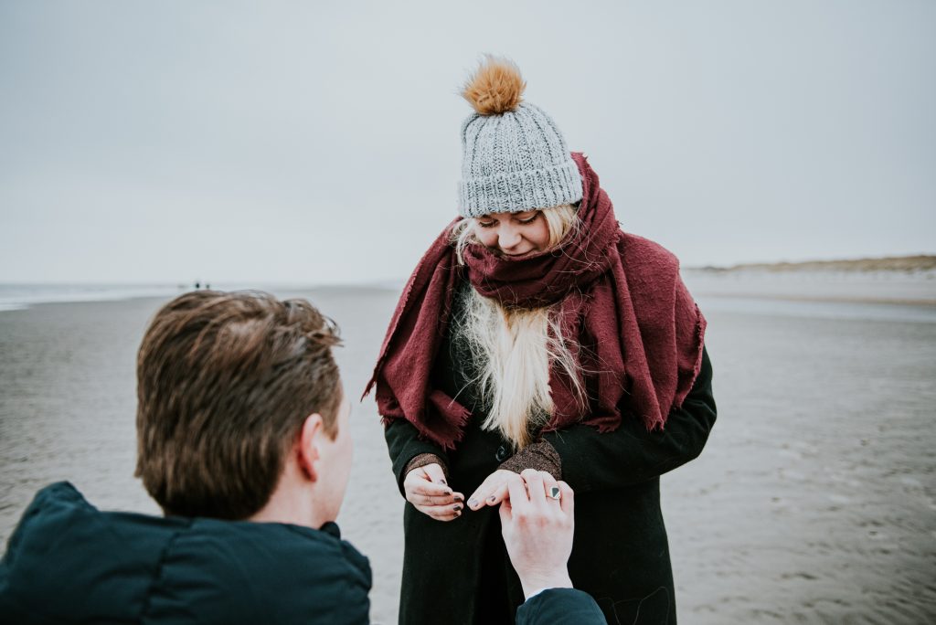 Fotoshoot huwelijksaanzoek op Ameland. Wil je met mij trouwen?  Fotoreportage van een prachtig trouwaanzoek op het strand van Ameland, Friesland, door fotograaf Nickie Fotografie uit Dokkum.