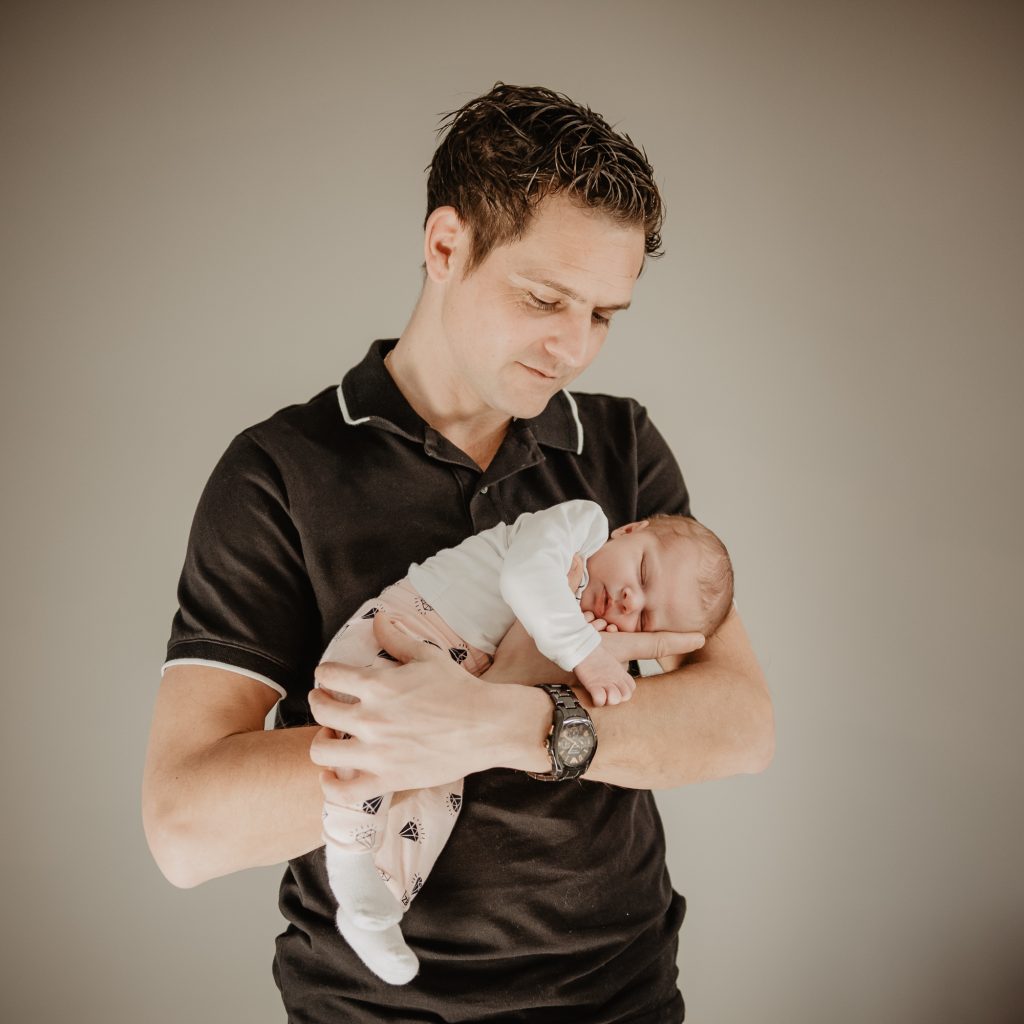 Newbornfotografie Friesland, Leeuwarden, vader met babydochter. Fotoshoot door fotograaf Nickie Fotografie.