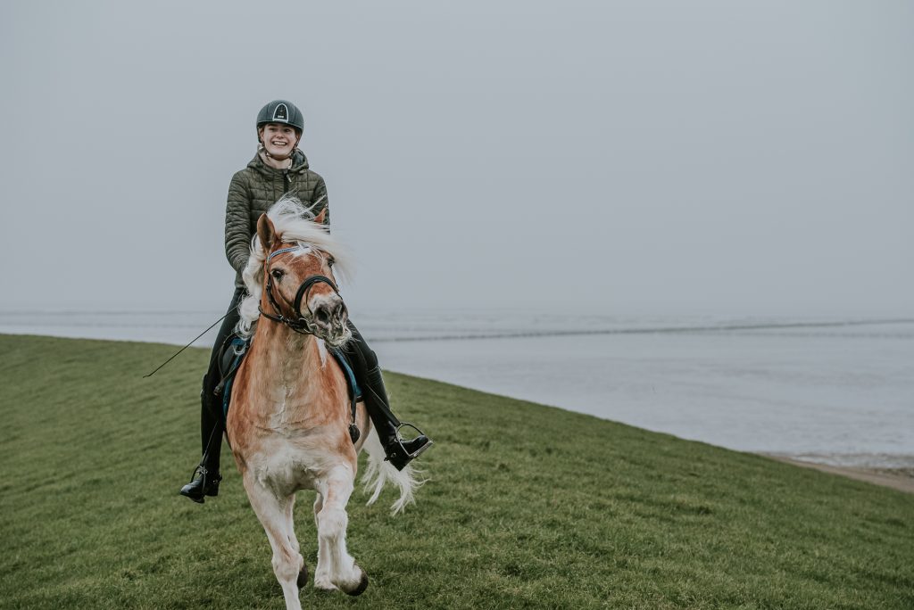 Paardrijden op Haflinger Arlington bij de  Waddenzee. Hobbyportret door fotograaf Nickie Fotografie uit Dokkum, Friesland.