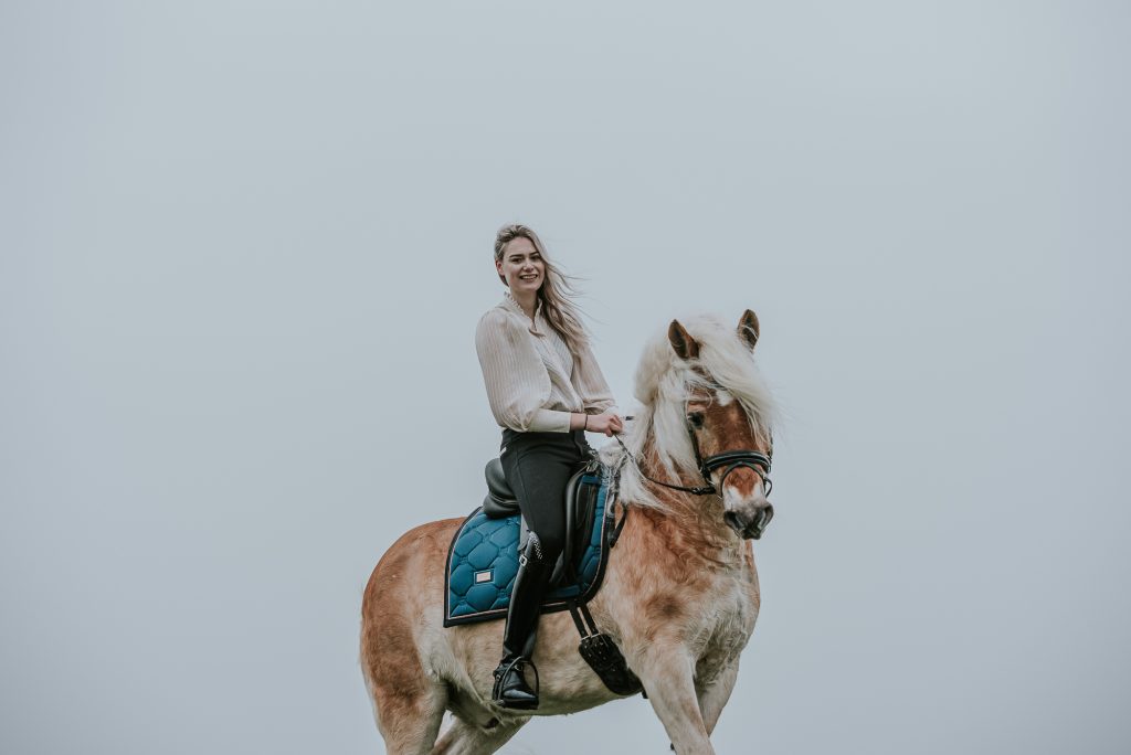 Paardenmeisje. Paardenshoot Friesland door fotograaf Nickie Fotografie.