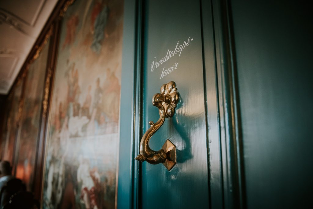 Prachtige oude deur van de trouwzaal in Dokkum.  Fotoreportage door fotograaf Nickie Fotografie uit Friesland.