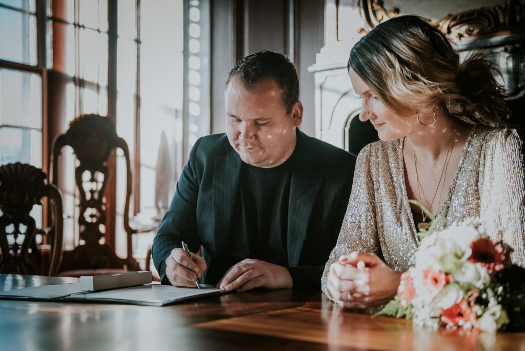 Geregistreerd partnerschap Friesland, Dokkum, akte ondertekenen in de oude trouwzaal. Fotoshoot door fotograaf Nickie Fotografie.
