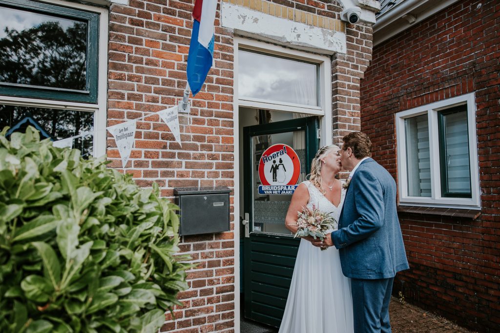 De eerste blik tussen bruid en bruidegom.  Bruidsfotografie door trouwfotograaf Nickie Fotografie uit Dokkum, Friesland.