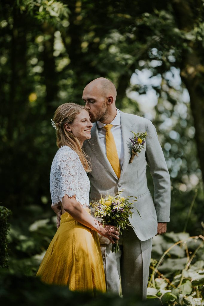 Fotograaf Friesland. Trouwen in het geel. Huwelijksshoot in Park Jongemastate door bruidsfotograaf Nickie Fotografie.
