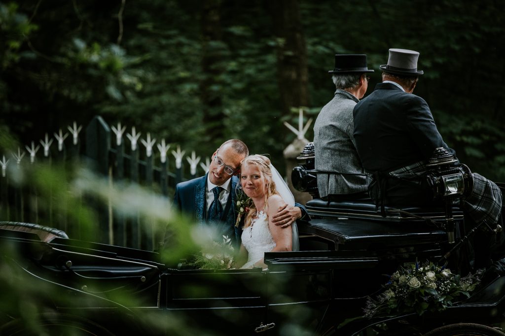 Het bruidspaar in de trouwkoets. Trouwreportage door trouwfotograaf Nickie Fotografie uit Dokkum, Friesland.