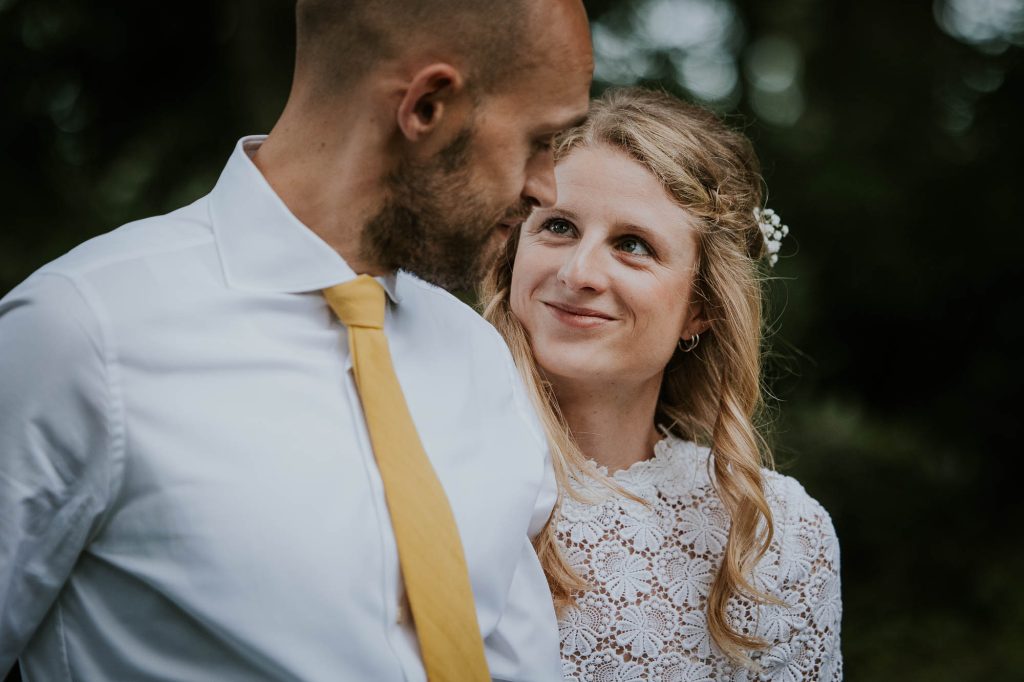 Trouwen in Friesland. Bruidegom draagt gele stropdas op zijn bruiloft. Huwelijksreportage door bruidsfotograaf Nickie Fotografie.