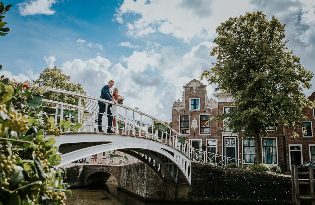 Trouwen in Dokkum. Trouwshoot op de witte bruggetjes door bruidsfotograaf Nickie Fotografie uit Friesland.