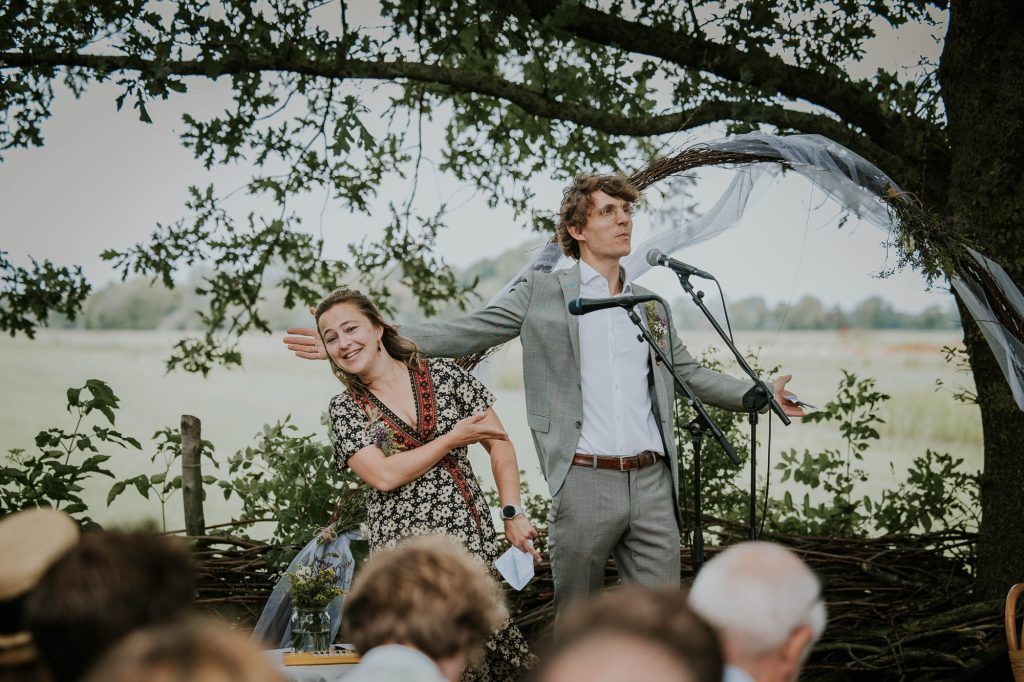 De ceremoniemeesters geven uitleg alvorens de huwelijksceremonie. Trouwfotografie door bruidsfotograaf Nickie Fotografie uit Dokkum, Friesland.