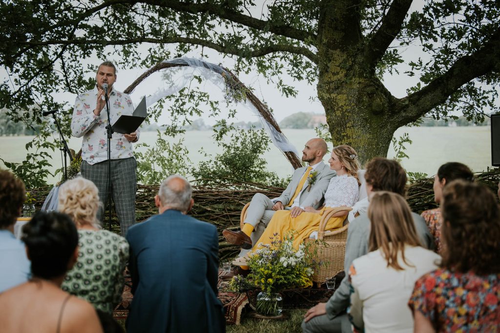 Buiten trouwen in Friesland.  Bruidsfotografie door huwelijksfotograaf Nickie Fotografie uit Dokkum.