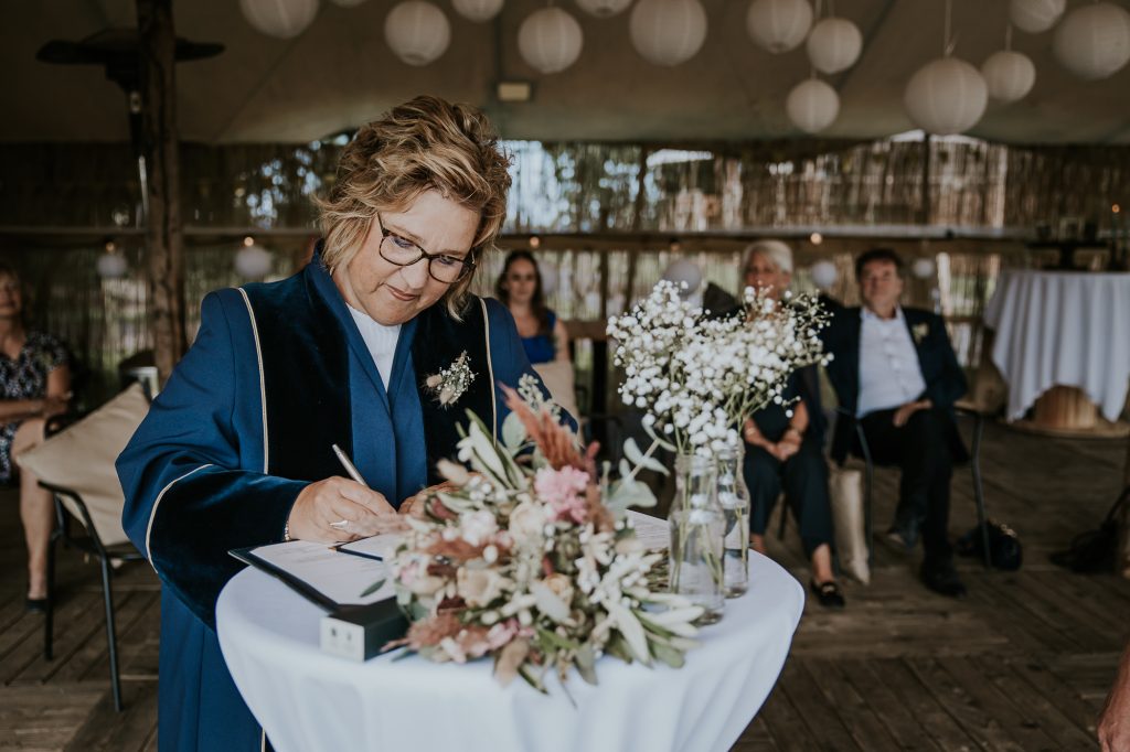 babs Grieteke Bosgraaf ondertekend de huwelijksakte bij Paviljoen Schreiershoek. Trouwfotografie door trouwfotograaf NIckie Fotografie uit Friesland.