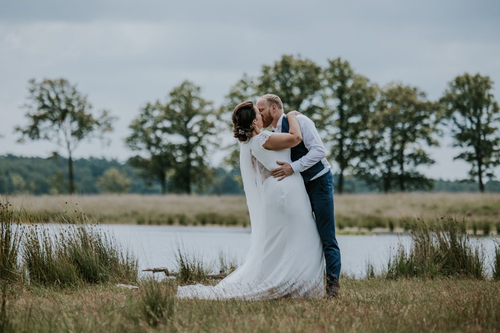 Kussend bruidspaar tijdens de bruidsreportage in Bakkeveen door bruidsfotograaf Nickie Fotografie uit Friesland.