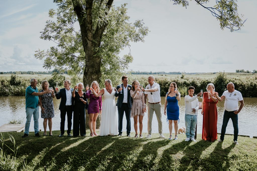 De groepsfoto gemaakt tijdens het proosten op het bruidspaar. 