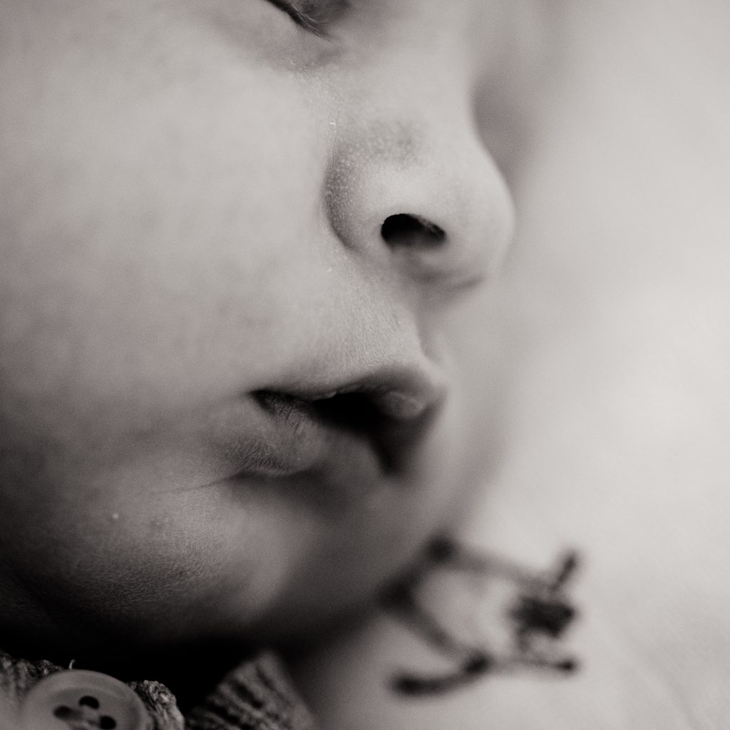 Babyfotografie Friesland, Eastermar. Een close-up portret van schattige babylipjes door newbornfotograaf Nickie Fotografie.