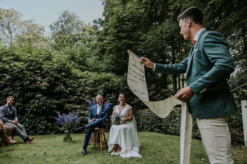 Trouwen in Bakkeveen, De Slotplaats. Broer van de bruid houdt een speech tijdens de trouwceremonie op de bruiloft van zijn zus. Trouwreportage door trouwfotograaf NIckie Fotografie uit Friesland.