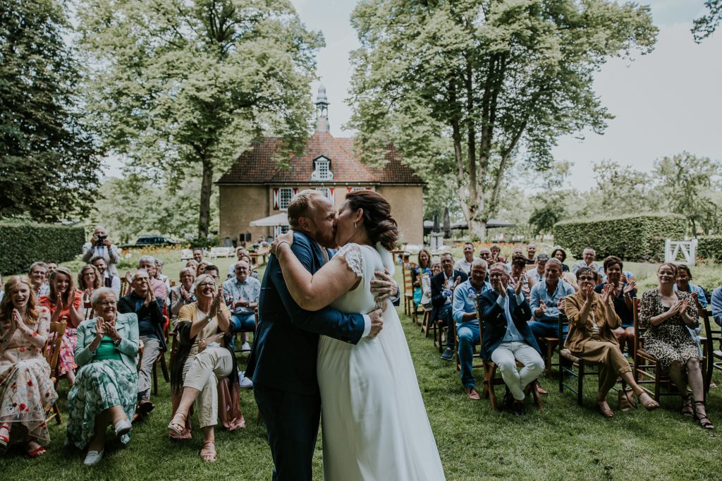 De kus in de trouwceremonie van de trouwerij in Bakkeveen. Huwelijksfotografie door huwelijksfotograaf NIckie Fotografie uit Friesland.