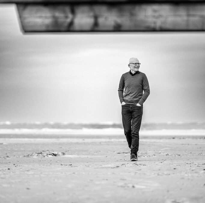 Zwart/wit portret op het strand door fotograaf Nickie Fotografie uit Dokkum, Friesland.