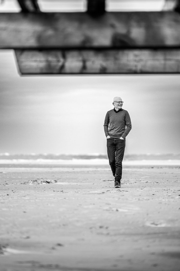 Zwart/wit portret op het strand door fotograaf Nickie Fotografie uit Dokkum, Friesland.