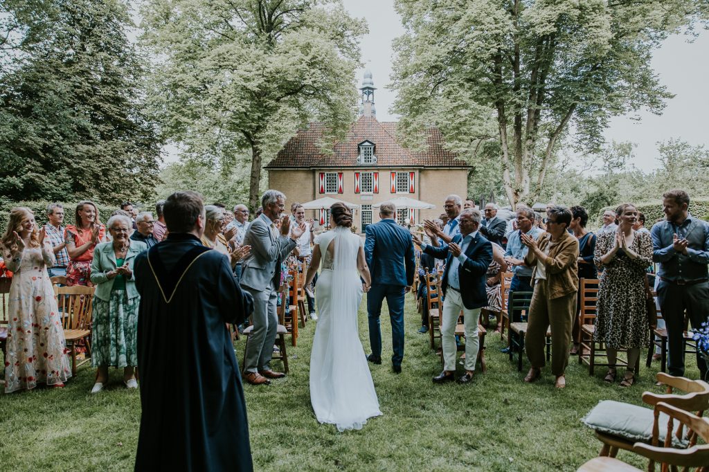 Trouwen in Bakkeveen, de Slotplaats. Bruidsreportage door bruidsfotograaf NIckie Fotografie uit Friesland.