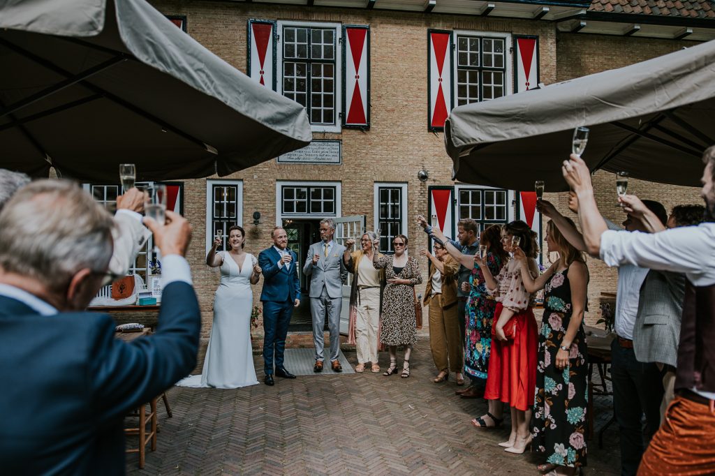 Toosten op het huwelijk van het bruidspaar bij de Slotplaats in Bakkeveen. Huwelijksfotografie door huwelijksfotograaf Nickie Fotografie uit Friesland.