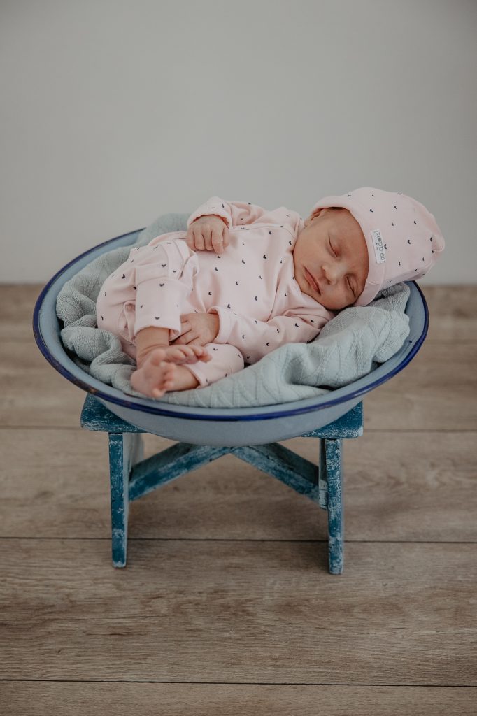 Babygirl, newbornfotografie door newbornfotograaf Nickie Fotografie uit Friesland.