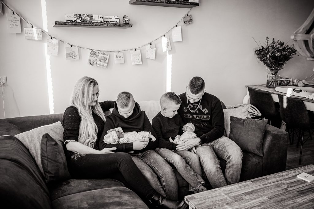Newborn gezinsfotografie door babyfotograaf Nickie Fotografie uit Friesland.