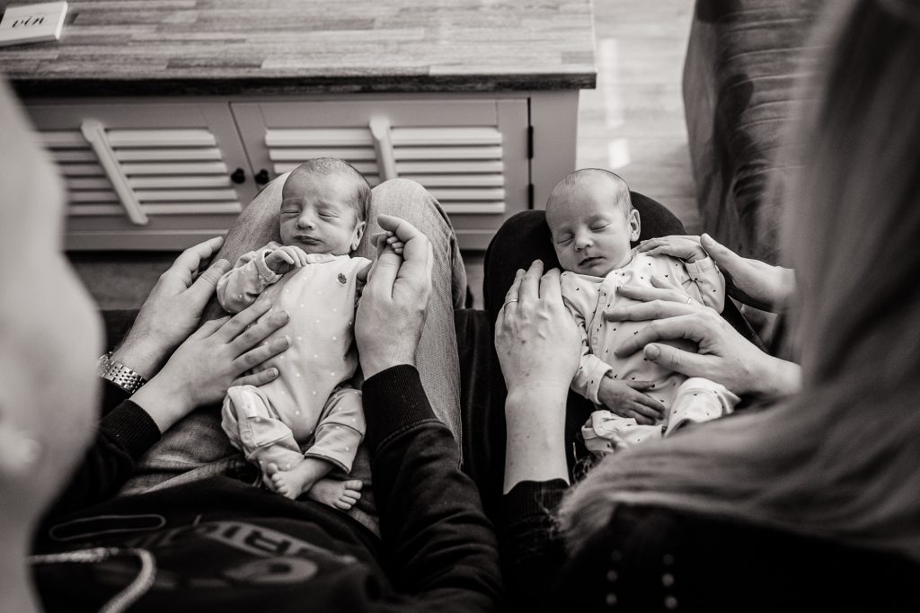 Tweeling newbornshoot Groningen door fotograaf Nickie Fotografie.